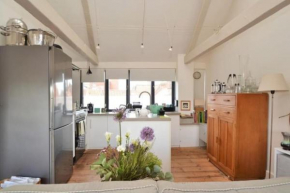 Contractor and Family friendly Grade II townhouse- 3 bedrooms- free parking